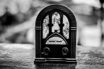 Radio antigua en blanco y negro