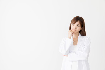 白衣を着た女性　ポートレート
