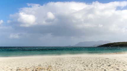 Spiaggia di Pittulongu ( Olbia) con forte vento di maestrale 