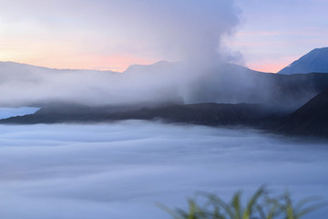 Levé de soleil sur le mont Bromo, Java Indonésie