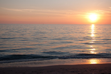 Fototapeta premium Le chemin de lumière au crépuscule de Printemps
