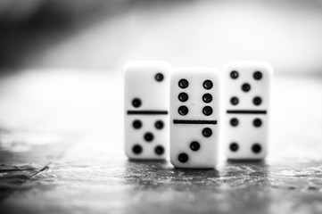 fichas de dominó en blanco y negro, juegos y apuestas