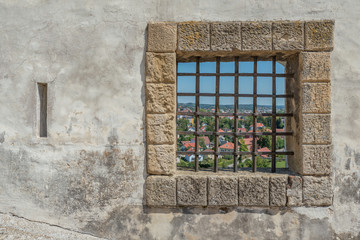 Ptuj / Słowenia - sierpień 17, 2017: Okno muru zamku w Ptuj latem 2017