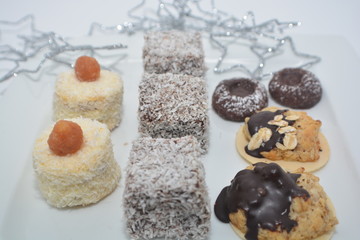 Weihnachtskekse - Weihnachtsbäckerei, weißer Hintergrund