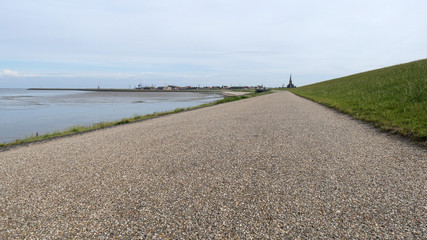 Fototapeta premium Argine in Frisia sul mare di Wadden