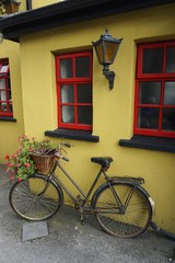 Fototapeta na wymiar Vintage bicycle in front of colorful painted wall with windows