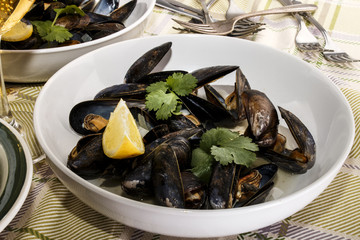 mussel with white wine sauce in a deep plate