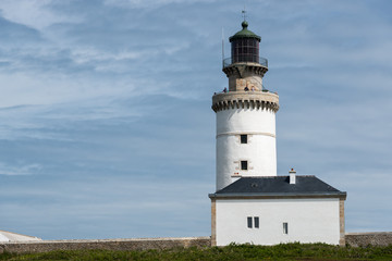 Fototapeta na wymiar ouessant côte nord ouest avec son phare
