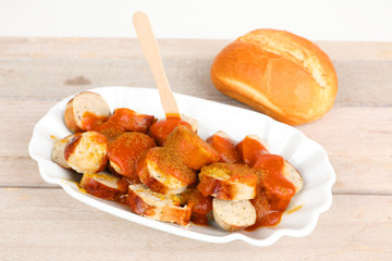 Currywurst mit Brötchen