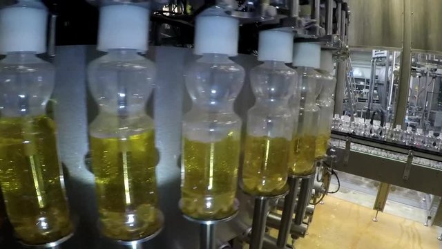 Abfüllung PET Flaschen mit Apfelsaft in 60fps