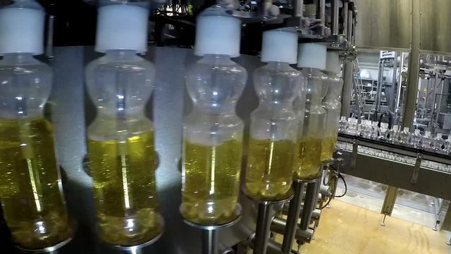 Abfüllung PET Flaschen mit Apfelsaft in 30fps