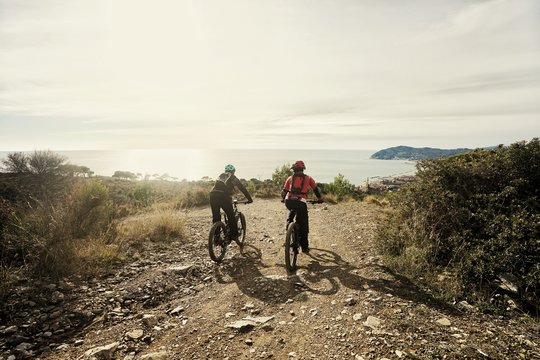 Mountain bike sul sentiero di montagna
