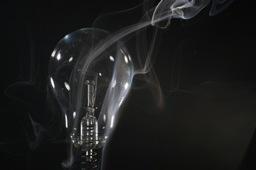 Glühbirne mit Rauch zeigt Aerodynamik auch als Hintergrund verwendbar
