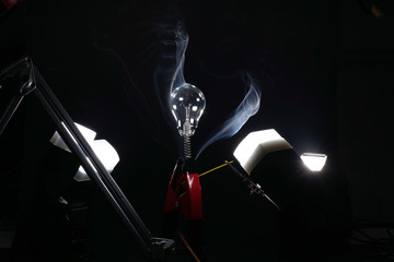 Glühbirne mit Rauch zeigt Aerodynamik auch als Hintergrund verwendbar