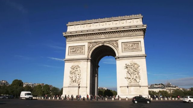 a close up view of the arc de triomphe de l'etoile, one of the most famous monuments in paris