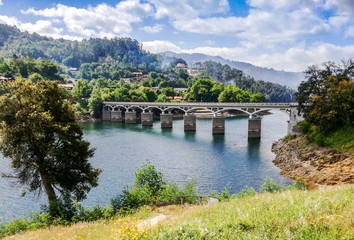 Fototapeta na wymiar Landschaft mit Brücke im Norden Portugals
