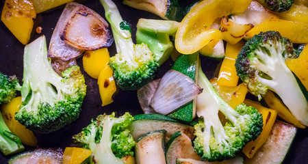 Gesunde Gemüsepfanne mit Zucchini, Paprika und Brokkoli, Breitbild