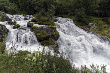 Wasserfall mit Felsen im Gebirge