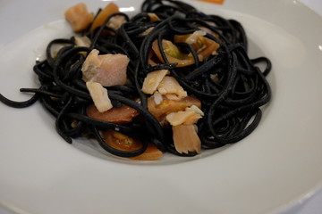 preparation of black spaghetti with salmon