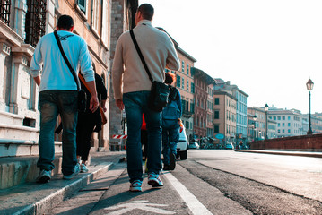 Fototapeta premium Persone che camminai, pedoni, asfalto