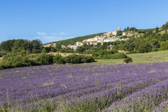 Le village perch&eacute; de Banon dans les Alpes-de-Haute-Provence