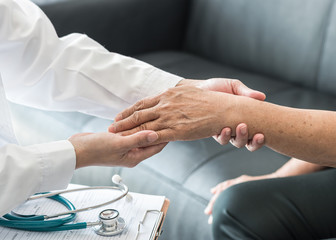 Obraz premium Geriatric doctor (geriatrician) consulting and diagnostic examining elderly senior adult patient (older person) on aging and mental health care in medical clinic office or hospital examination room