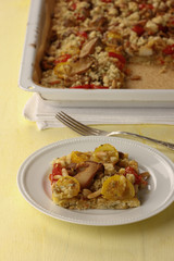Kräutercrumble-Blechkuchen mitGemüse und Pinienkernen