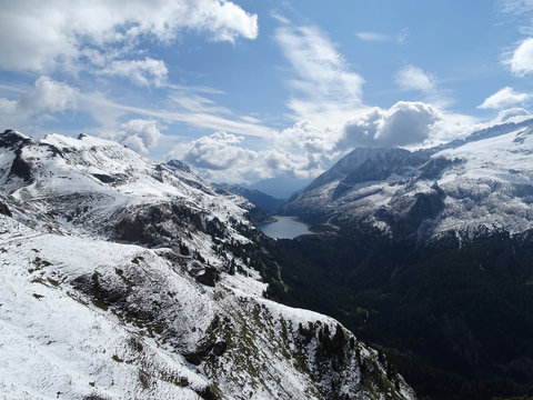Wintereinbruch am Bindelweg mit Panoramablick auf den Fedaiasee