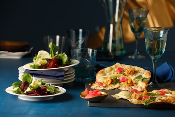 Rote Beete Salat mit Gemüs auf gebackener Lasange