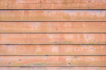 オレンジ色の板壁
