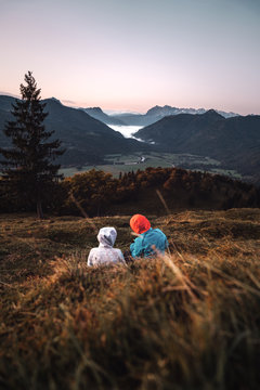 Zwei Personen genie&szlig;en den Sonnenaufgang in den Bergen