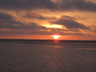 Obraz premium Sonnenuntergang über der Nordseeinsel Pellworm im Wattenmeer von Schleswig-Holstein
