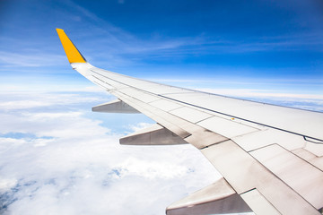 Obraz premium Morning sunrise with Wing of an airplane. Photo applied to tourism operators. picture for add text message or frame website. Traveling concept