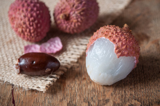 litchis sur table en vieux bois