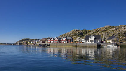 Fototapeta na wymiar Rote Fischerhütten an der Küste