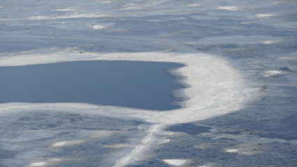 Fototapeta na wymiar Large crack the ice on the river