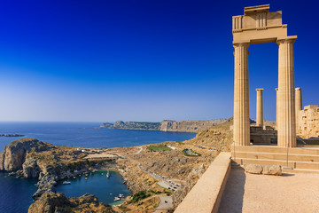 View of St. Paul´s bay and ancient temple of goddess Athena on acropolis of Lindos (Rhodes, Greece) - obrazy, fototapety, plakaty
