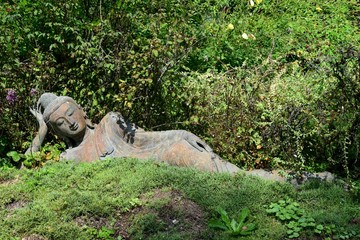 Nepal Himalaya Park in Wiesent, Oberpfalz – Statue Buddha liegend