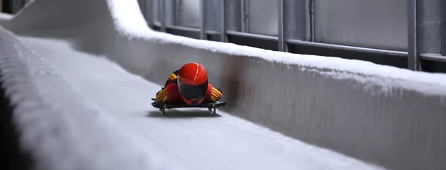 Keuken foto achterwand Wintersport skelet bobslee in ijskanaal