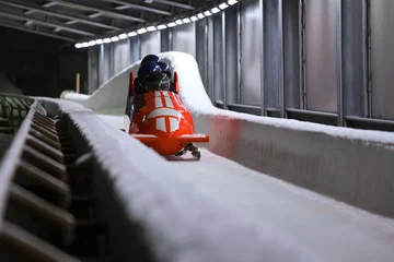 Photo sur Aluminium Sports dhiver Bob l& 39 excès de vitesse dans un canal de glace