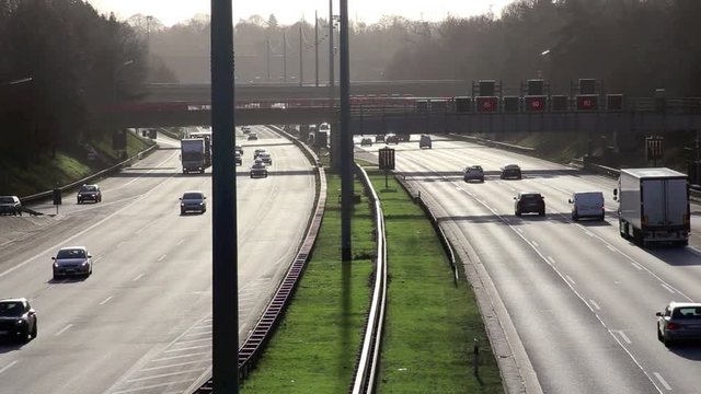Autobahn fließender Verkehr Panorama Gegenlicht, HD 1080 Video ohne Ton