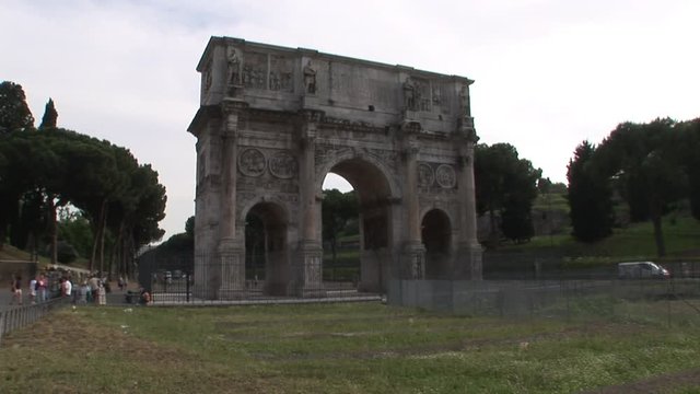 Low angle timelapse, tourists around Arch of Constantine in Italy