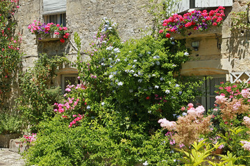 Naklejka premium Façade de maison fleurie en été