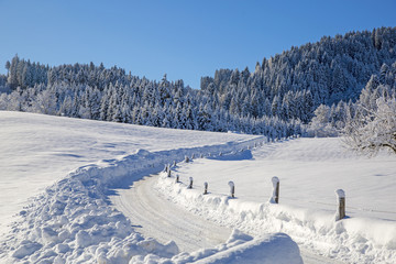 Allgäu - Winter - Straße - Weg - Pulverschnee - malerisch