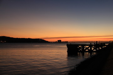 Obraz na płótnie Canvas Sunset by the river