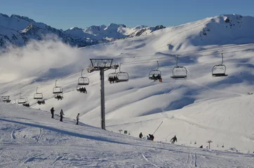 Fotobehang Télésiège et pistes de ski en Pyrénées © Didier San Martin