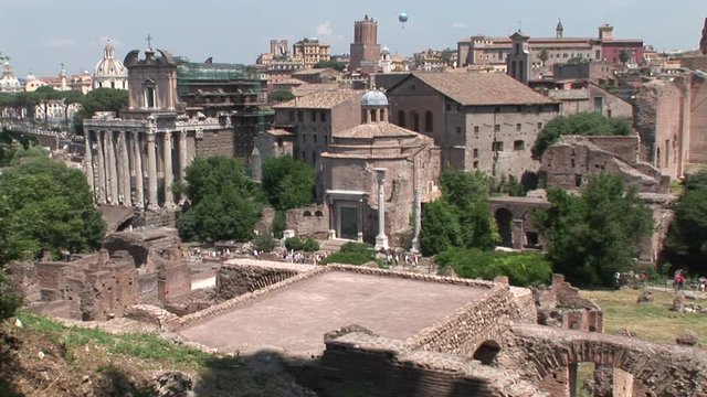 Wide, tourists by Temple of Antoninus Pius