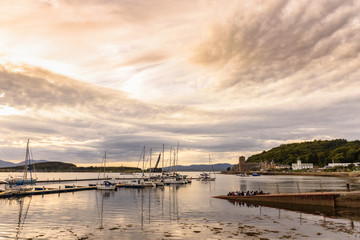 Obraz premium View of the port of Oban, Scotland at sunset