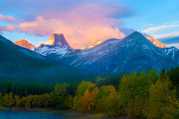 Naklejka premium Sunrise at Wedge Pond, Kananaskis, Alberta, Canada