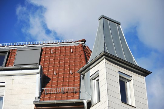 Erker mit Metall-Dach aus verzinkten Blechbahnen mit Stehfalz-Verbindung und Gaube an Ziegeldach